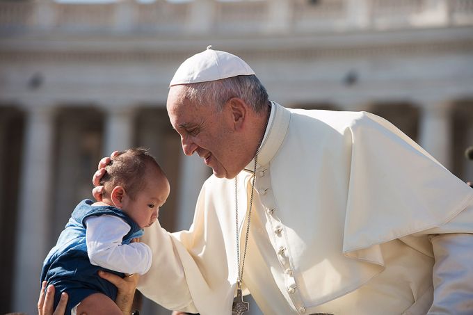 pope_francis_embraces_a_baby