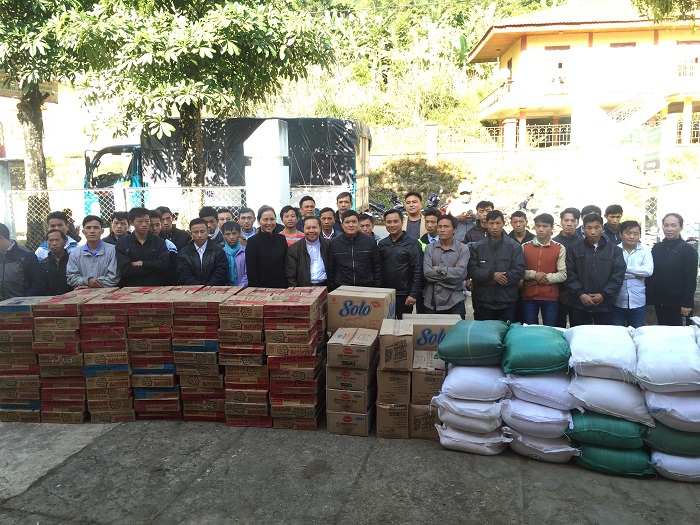 Caritas Thanh Hóa mang hơi ấm Giáng Sinh đến với người dân tộc H’ Mông