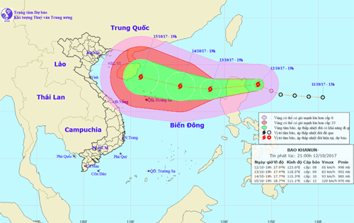 Bão Khanun tiến vào biển Đông
