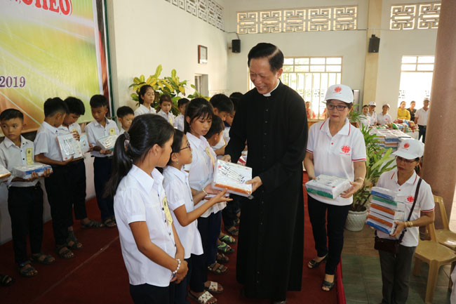 Caritas Huế: Hỗ trợ học sinh nghèo đến trường năm học 2019 – 2020