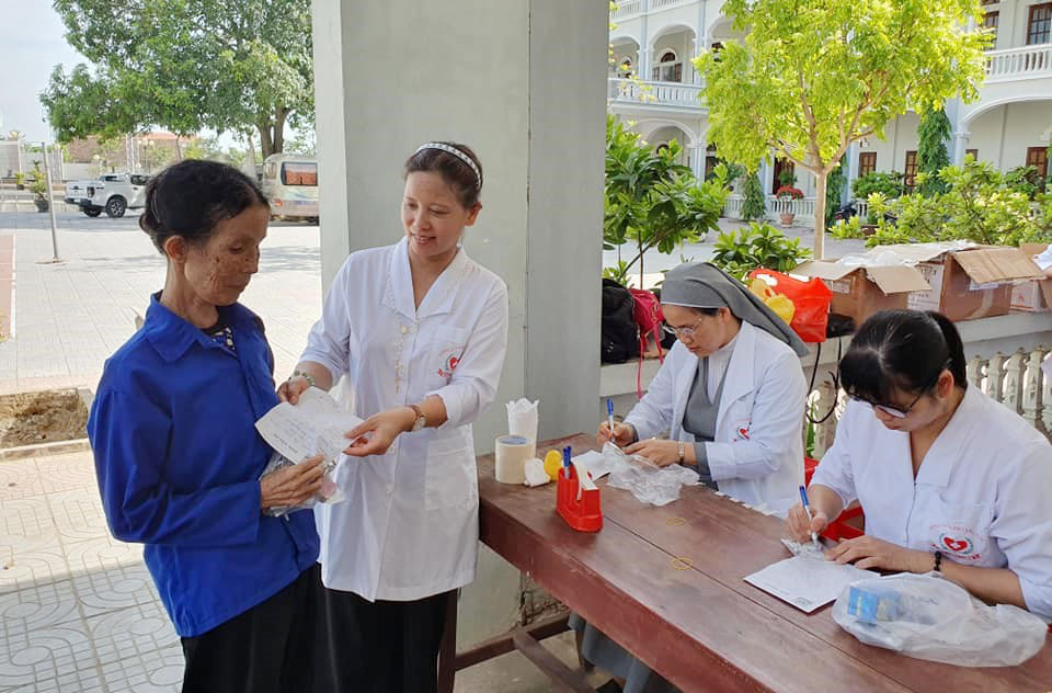 Caritas Thanh Hoá: Khám bệnh và phát thuốc miễn phí cho Người nghèo tại Giáo xứ Ngọc Đỉnh