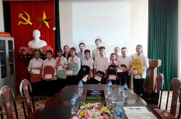 Caritas Hải Phòng: Trao học bổng cho các em học sinh nghèo vượt khó huyện đảo Cát Hải