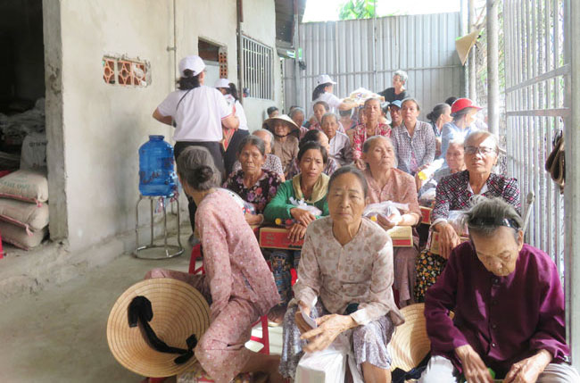 Caritas Huế: Thăm viếng và tặng quà cho Hội người mù Hương Vinh và Người khuyết tật