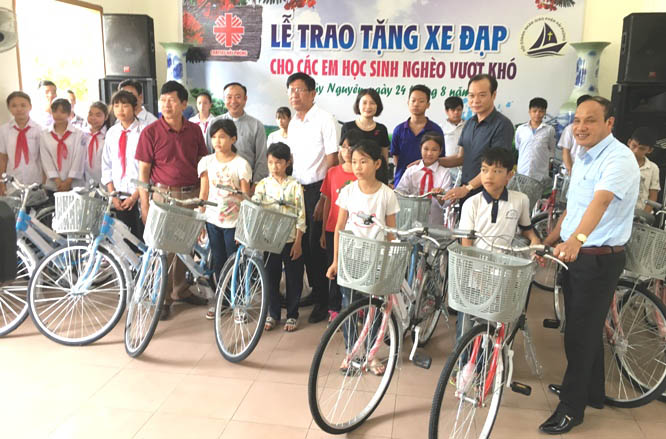 Caritas Hải Phòng: Chia sẻ niềm vui với các học sinh nghèo vượt khó huyện Thủy Nguyên nhân dịp khai giảng năm học mới