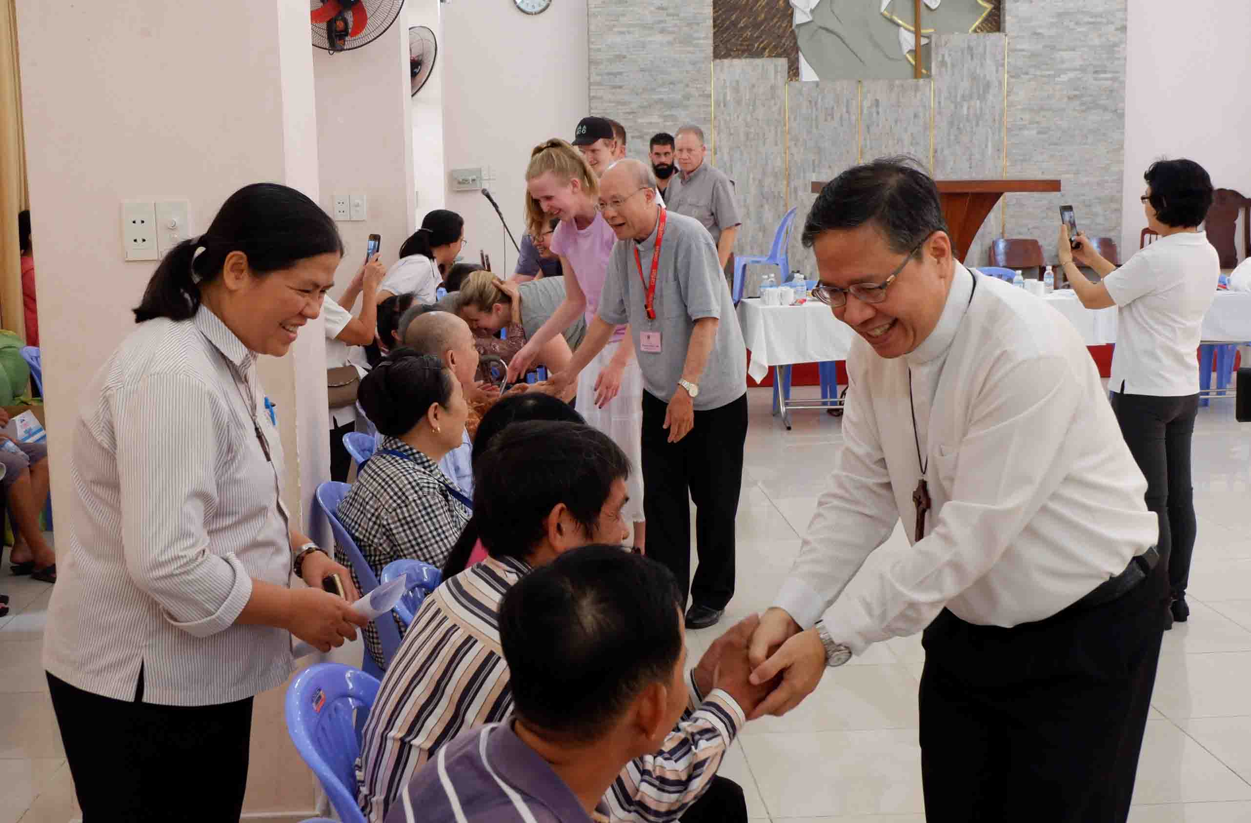 Caritas Sài Gòn: Trao tặng xe lăn, xe lắc cho người già, người khuyết tật có hoàn cảnh khó khăn