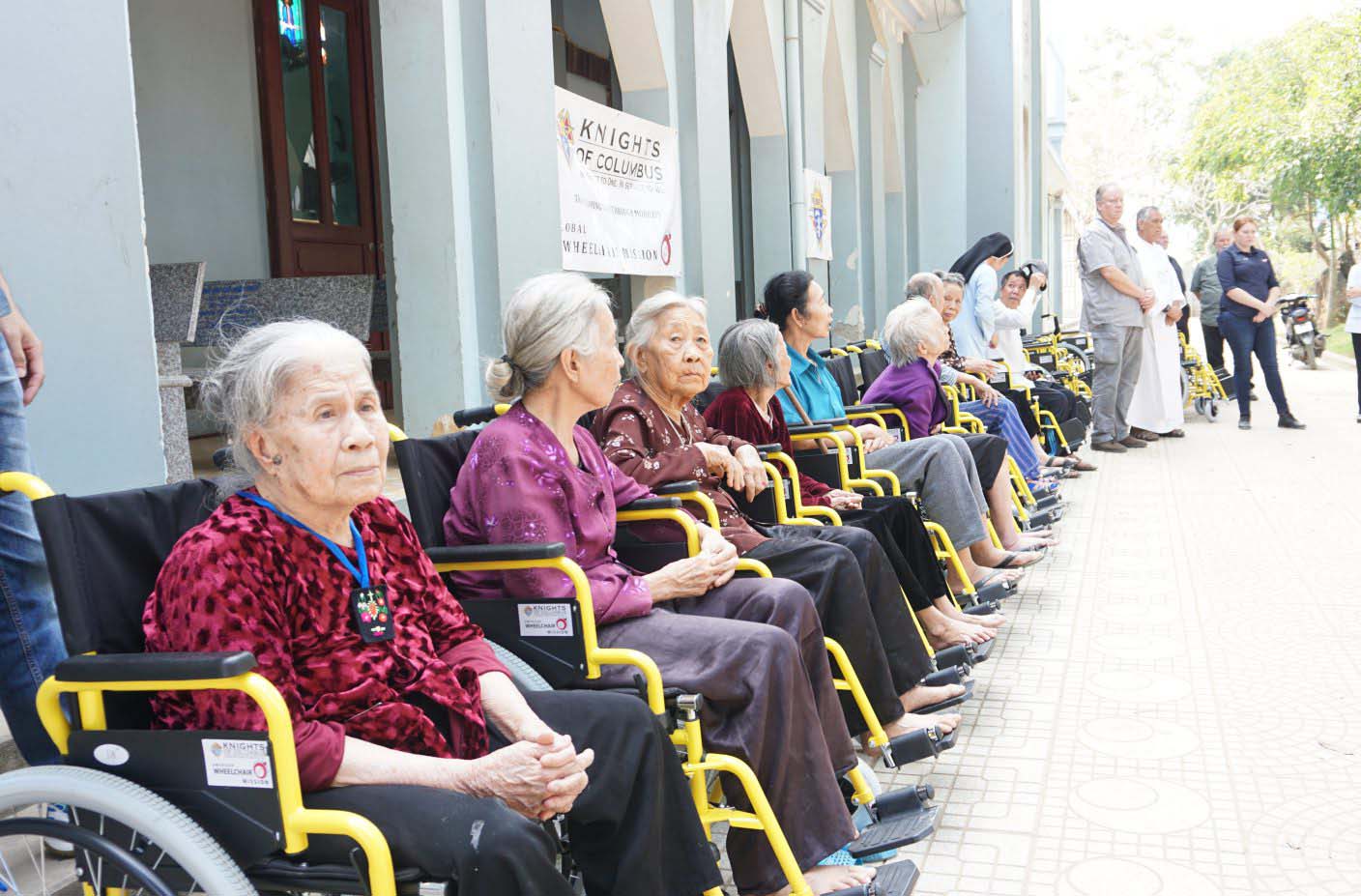 Caritas Thanh Hóa: Trao tặng xe lăn, xe lắc cho người khuyết tật