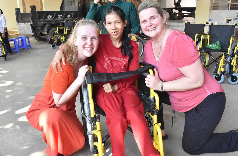 Caritas Phan Thiết: Tổ chức trao xe lăn cho người khuyết tật