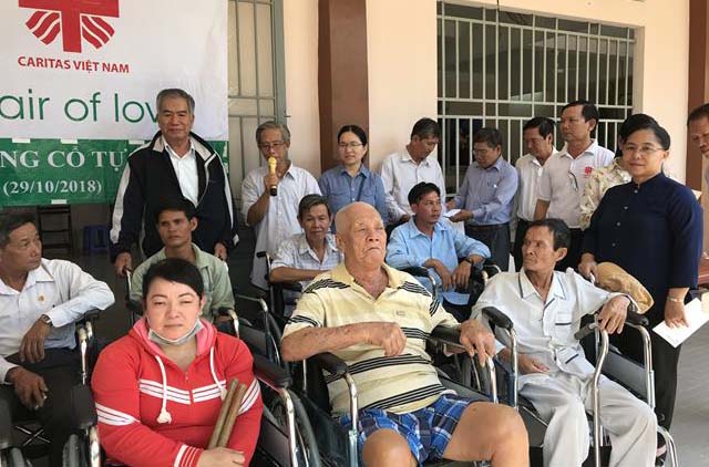 Caritas Cần Thơ: Trao Xe Lăn Của Hội Tình Thương Hoa Kỳ