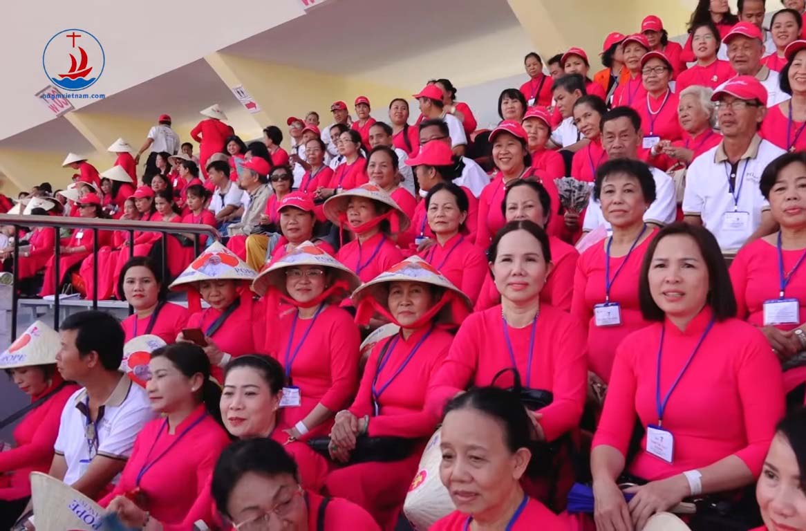 Phóng sự Giáo dân Việt Nam tham dự thánh lễ với Đức Thánh Cha tại SVĐ Thái Lan