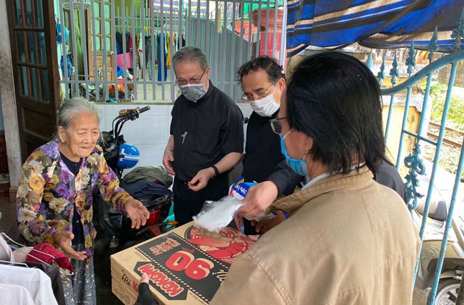 Caritas Huế: Trao yêu thương vượt qua dịch bệnh Covid-19