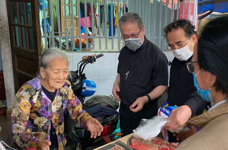 Caritas Huế: Trao yêu thương vượt qua dịch bệnh covid-19