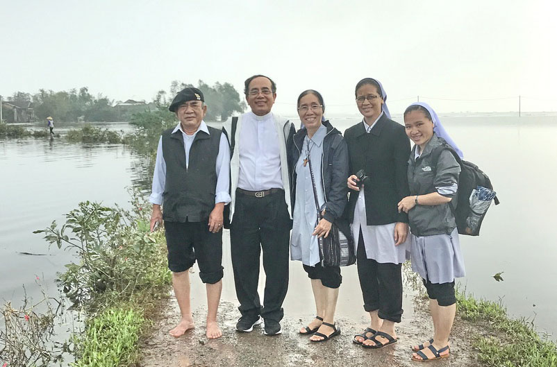 Caritas Huế và Hội Dòng Con Đức Mẹ Vô Nhiễm Huế thăm đồng bào vùng lũ lụt tại Giáo Hạt Quảng Trị