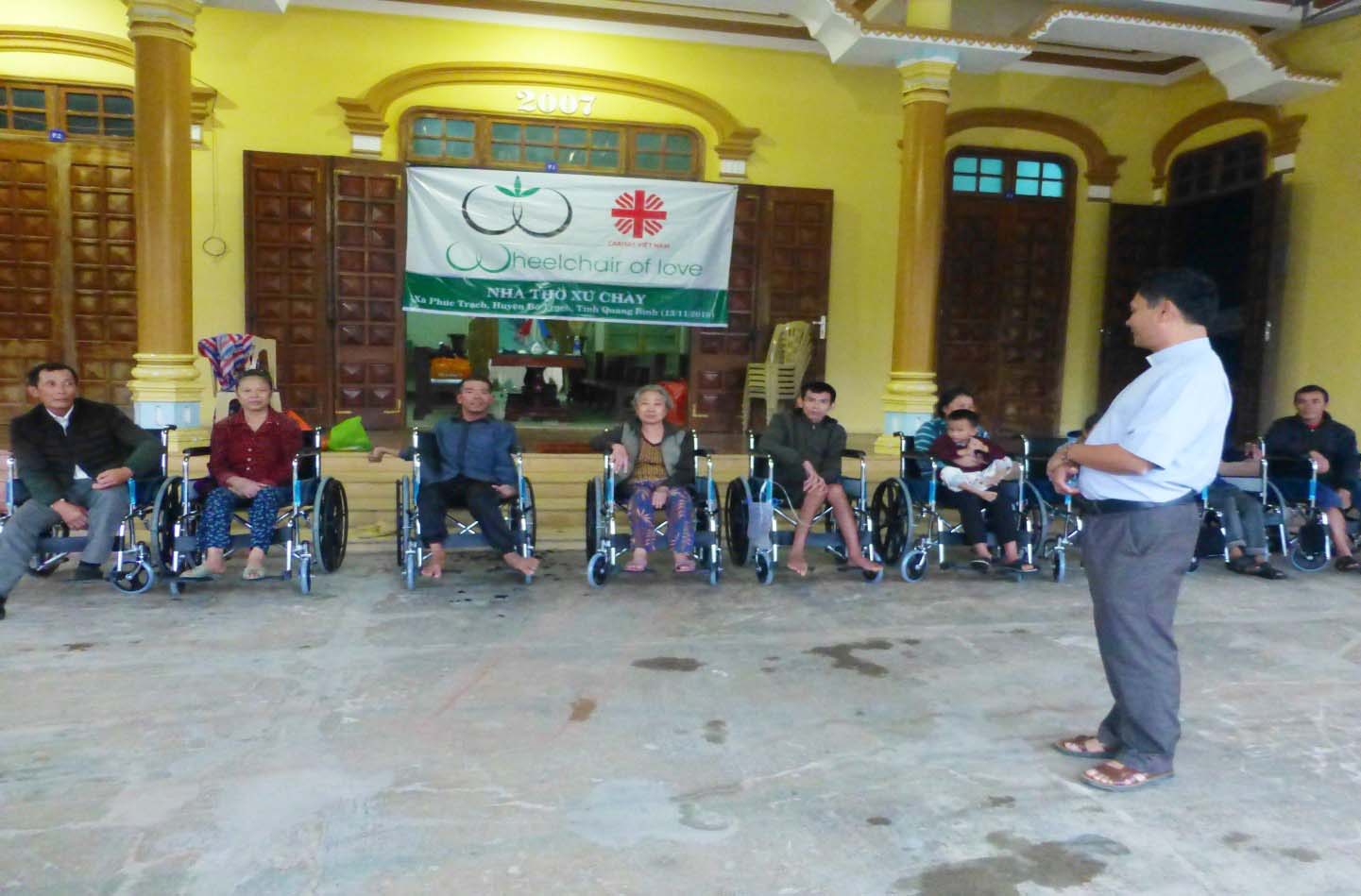 Caritas Hà Tĩnh: Trao Xe Lăn Cho Người Khuyết Tật Nghèo