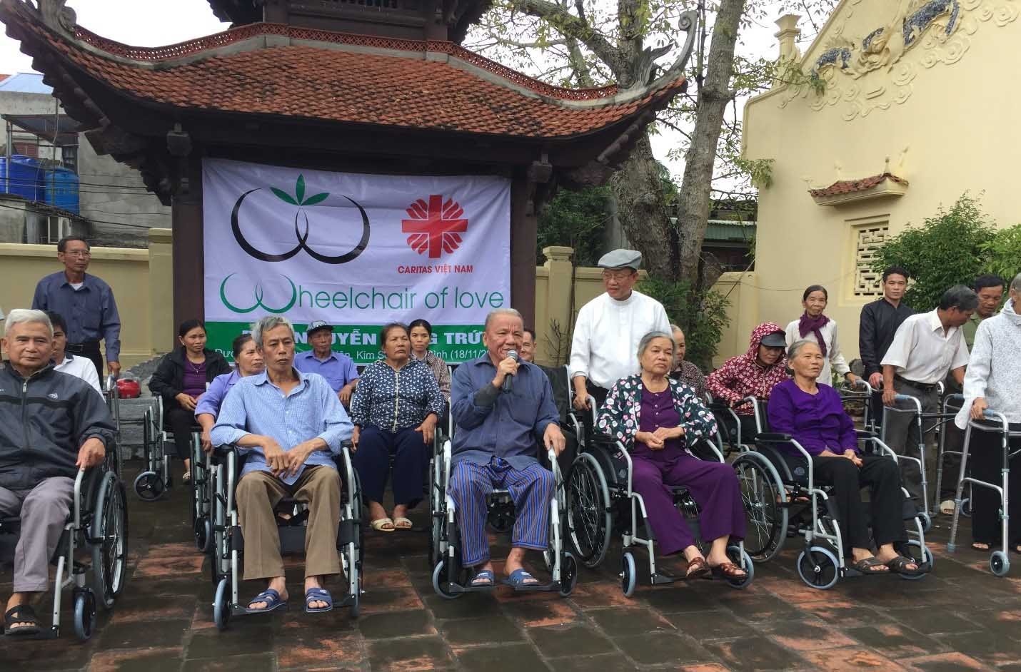 Caritas Phát Diệm: Trao Xe Lăn Cho Người Khuyết Tật