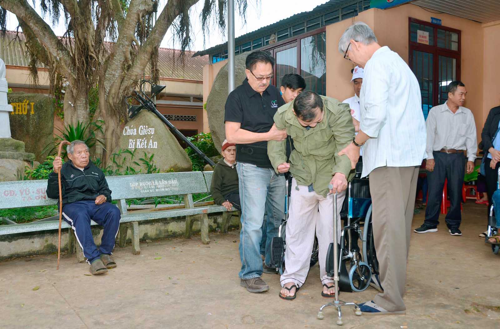 Caritas Ban Mê Thuột: Trao Tặng Xe Lăn Cho Người Khuyết Tật