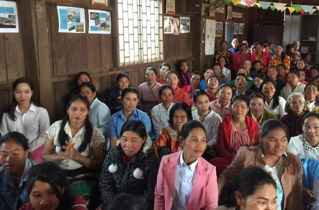Đối phó với Covid-19, Giám mục và linh mục ở Campuchia ở giữa dân làng để gần gũi với họ