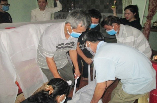 Caritas Huế: Khâm liệm trong đợt dịch Covid-19