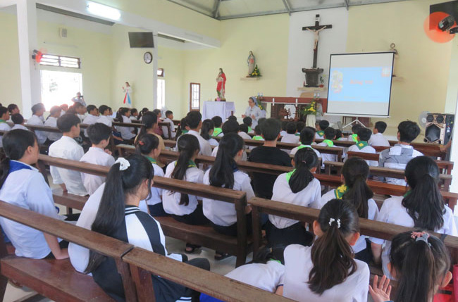 Caritas Huế: Ban HIV tổ chức sinh hoạt và truyền thông cho các em thiếu niên tại Bố Liêu