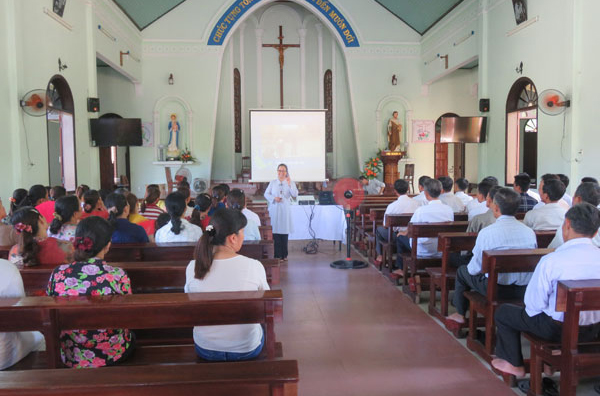 Caritas Huế: Sinh hoạt với các bậc Cha Mẹ và truyền thông về tránh kỳ thị với Người nhiễm HIV
