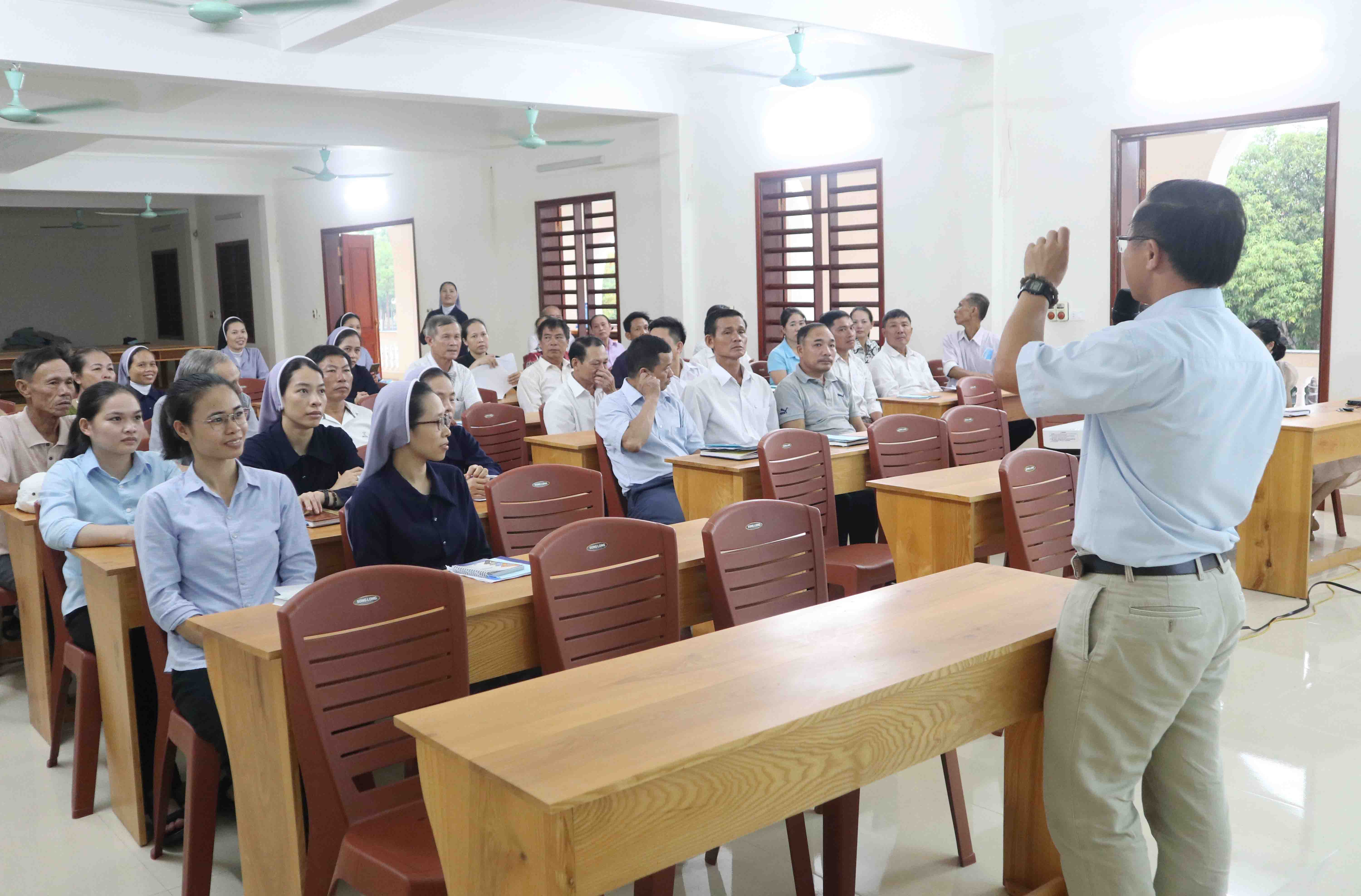 Caritas Vinh: Khóa tập huấn can thiệp sớm và phục hồi chức năng cho CTV và người thân của NKT