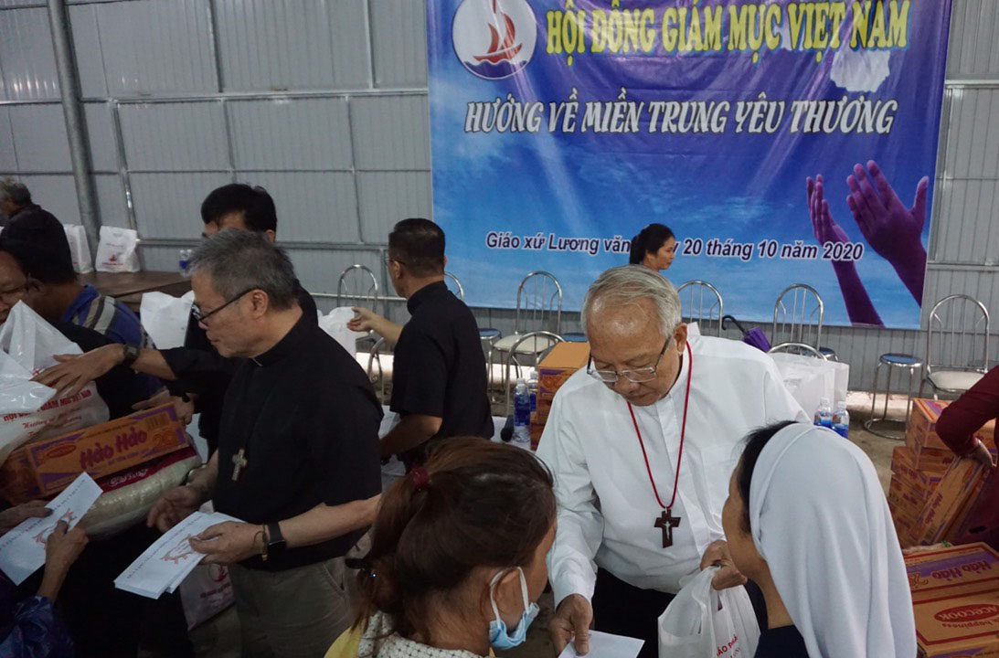 Đại diện Hội đồng Giám mục Việt Nam thăm vùng lũ lụt