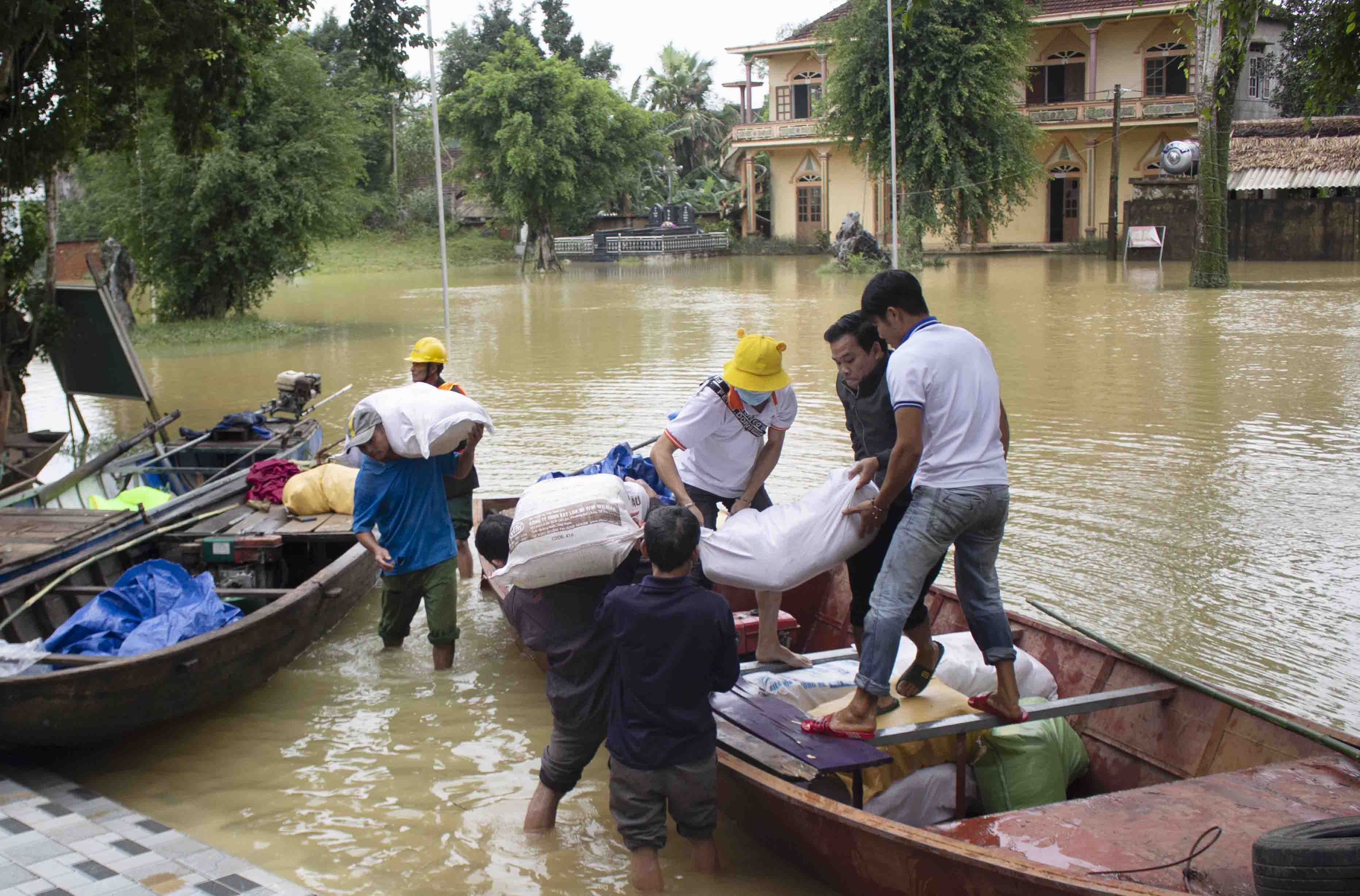 Caritas Hà Tĩnh: Đến với người dân vùng lũ lụt miền Trung