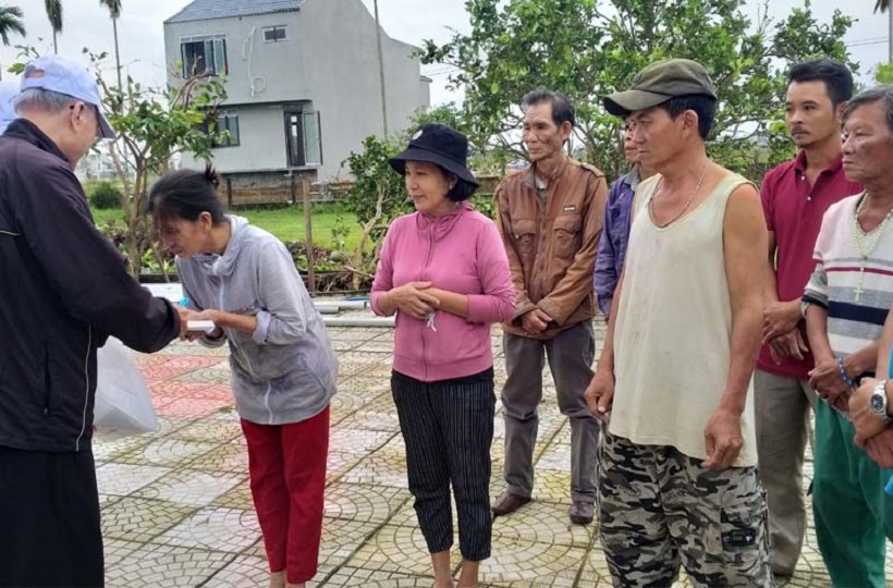 Caritas Sài Gòn: Chuyến Thăm Đồng Bào Bị Lũ Lụt Tại GP. Qui Nhơn