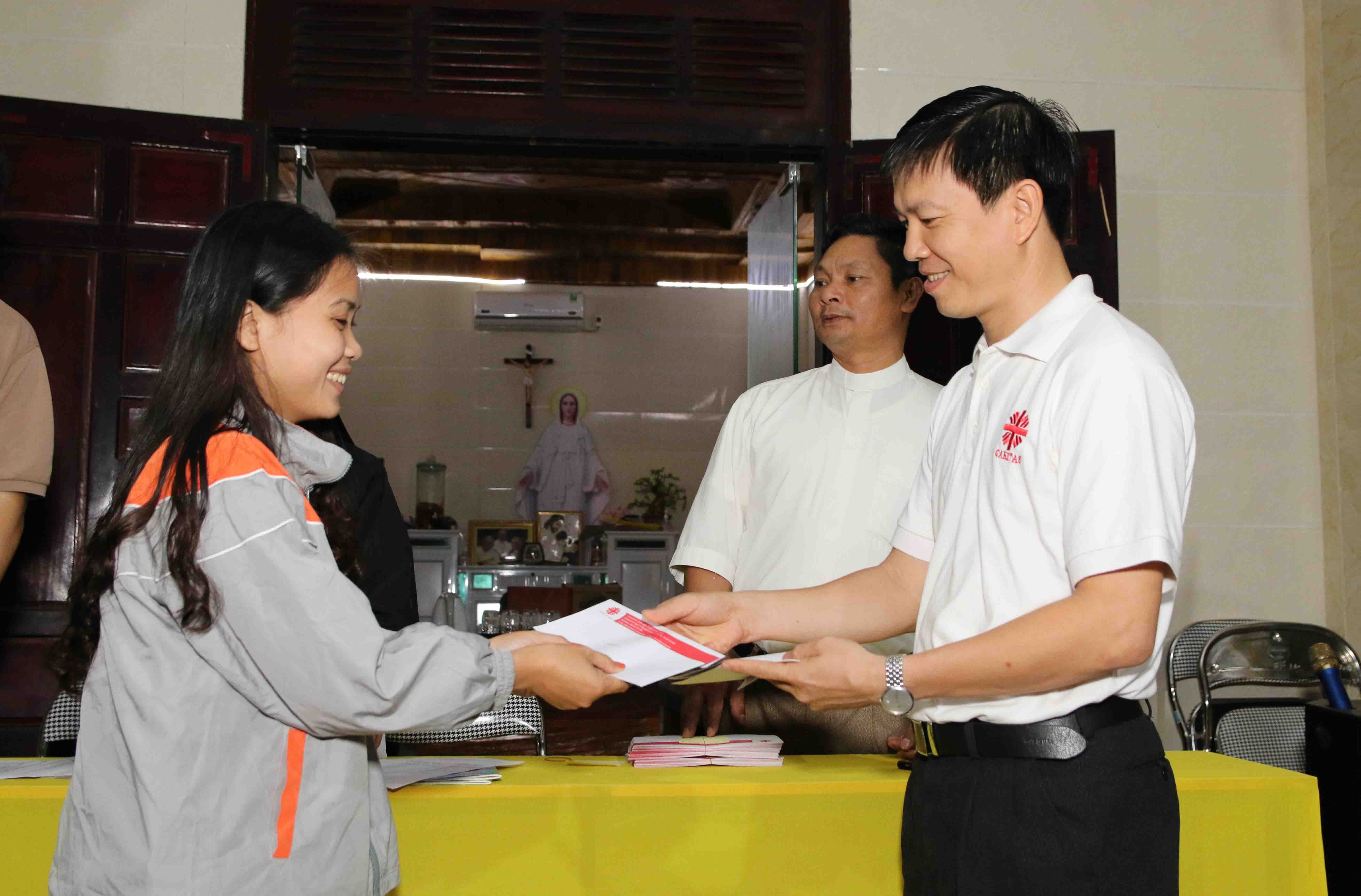Caritas Việt Nam: Trao Học Bổng Cho Các Em Có Hoàn Cảnh Khó Khăn Ở Vùng Biển Bị Nhiễm Độc Bởi Sự Cố Môi Trường Formosa