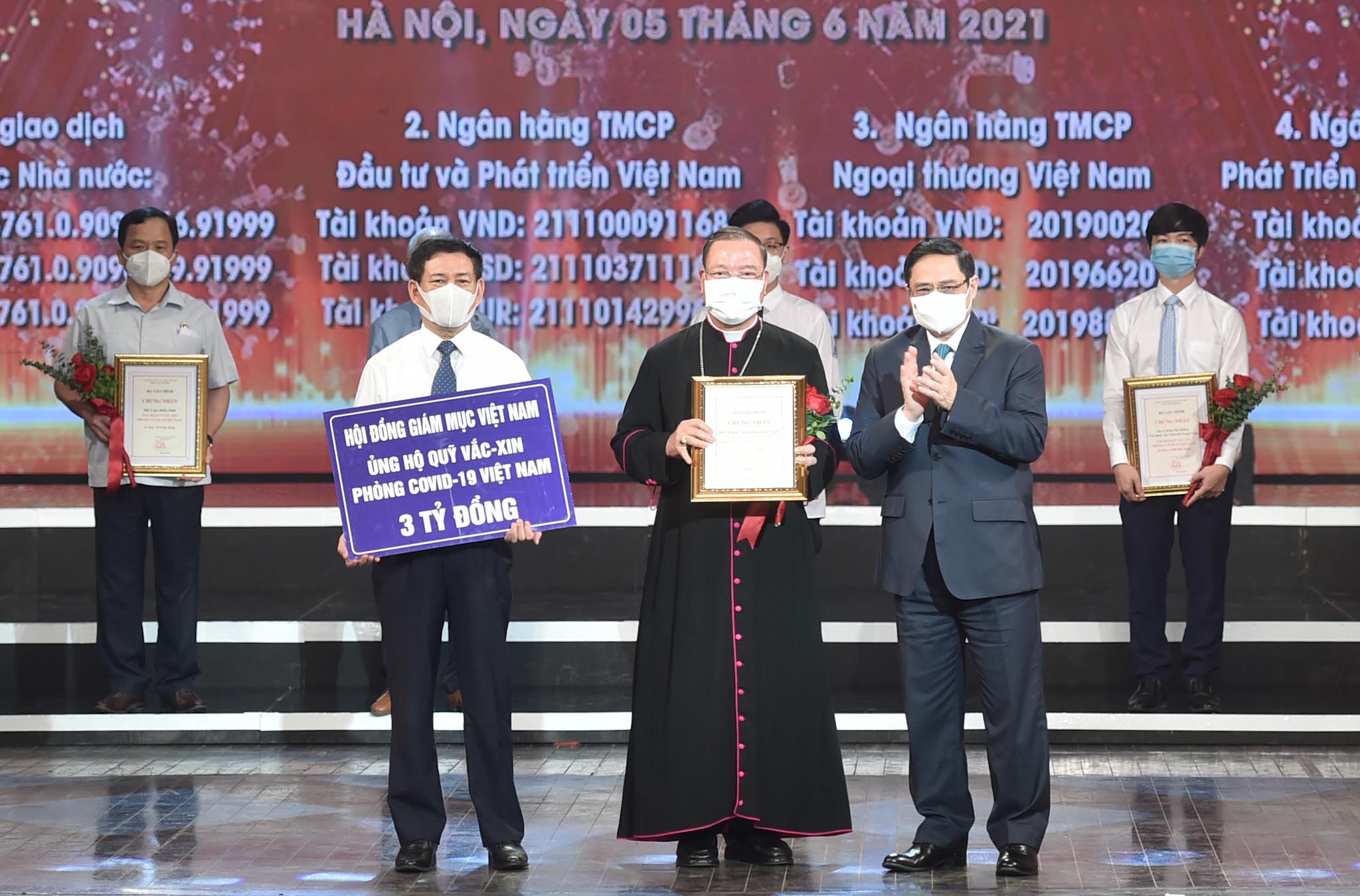 Hội đồng Giám mục Việt Nam ủng hộ Quỹ vắc-xin phòng Covid-19