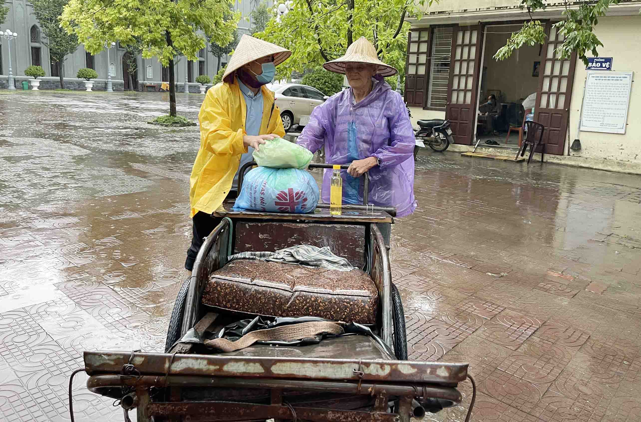 Caritas Hải Phòng: Đội mưa… lội nước… thất thểu… đến với Siêu thị “0 đồng” Chân Thiện