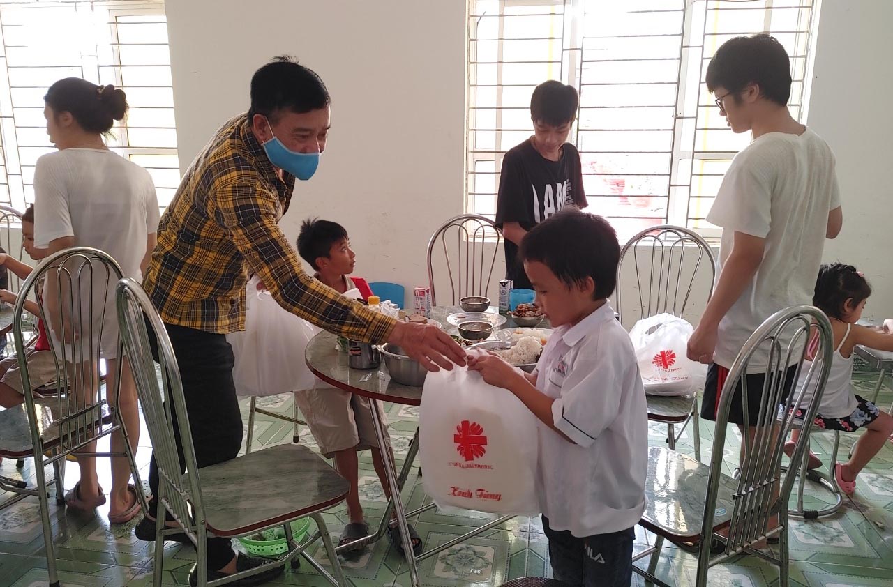 Caritas Hải Phòng: Trao em Ánh trăng yêu thương