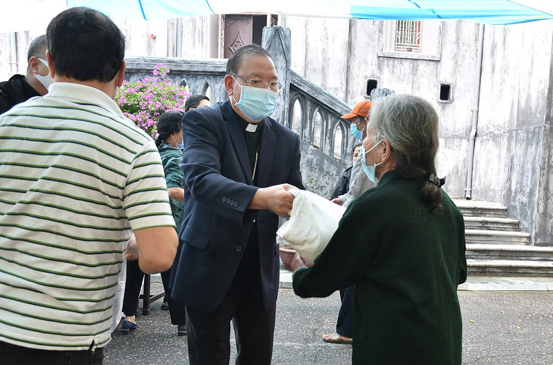 Caritas Hà Nội cùng Đức TGM Giuse lan tỏa yêu thương trong đại dịch Covid-19