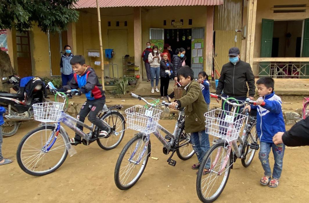 Caritas Hưng Hoá: Trao Tặng Áo Ấm, Xe Đạp Cho Học Sinh Nghèo Dân Tộc Dao Giáo Xứ Lục Yên