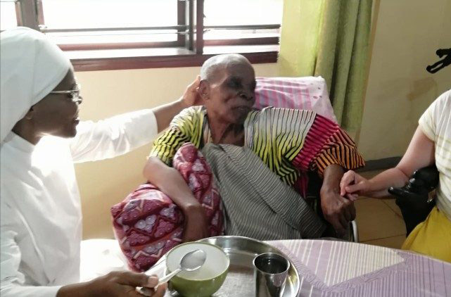 Vẻ đẹp của việc phục vụ người cao tuổi của các nữ tu ở Benin