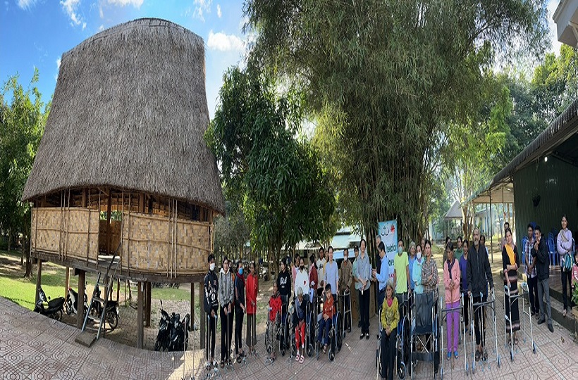 Trao Tặng Xe Lăn và Dụng Cụ Hỗ Trợ cho Người Già Yếu, Khuyết Tật