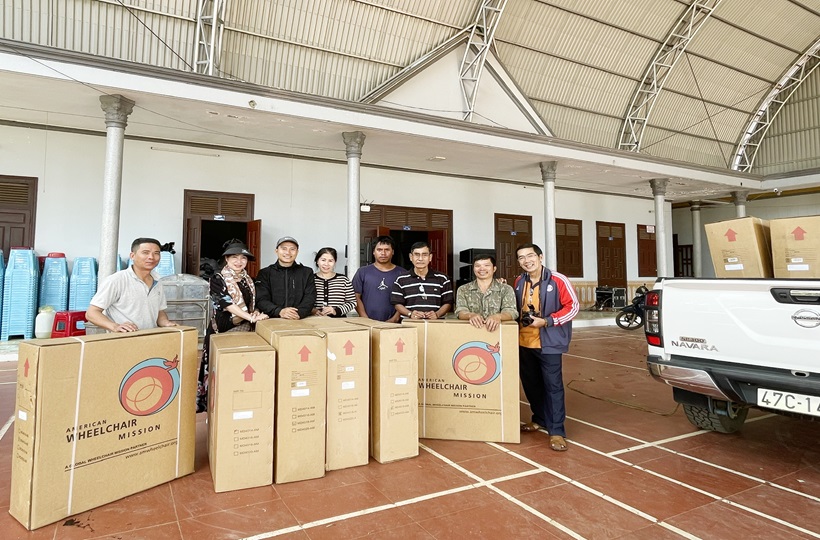Carias Ban Mê Thuột: Trao Xe Lăn Cho Những Người Đi Lại Khó Khăn 
