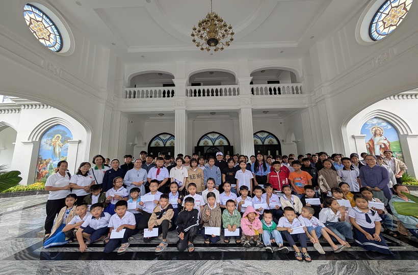 Caritas Huế trao học bổng “Con Đường Sáng Caritas Việt Nam”