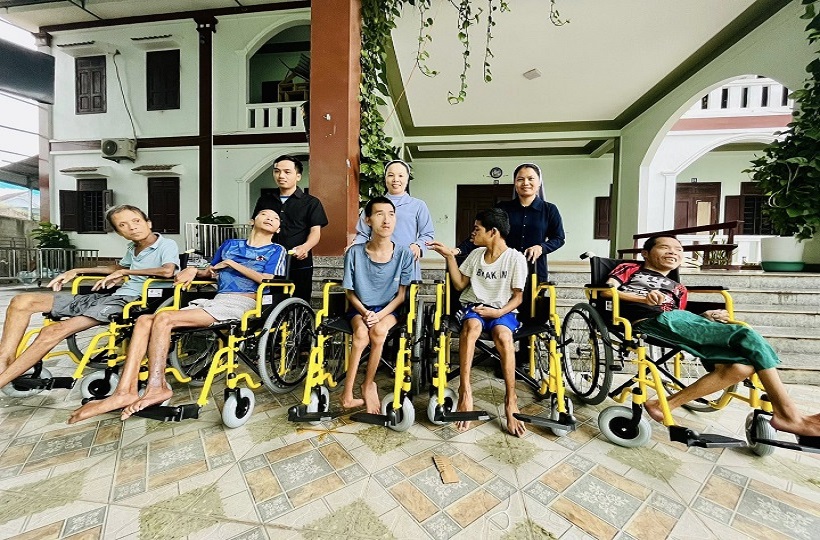 Caritas Vinh: Chương Trình Trao Xe Lăn