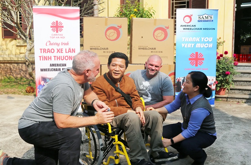 Caritas TGP Hà Nội trao tặng xe lăn tình thương