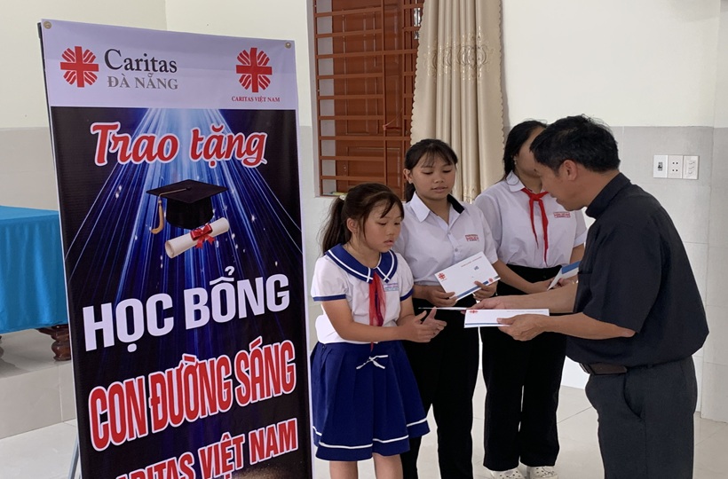 Caritas Đà Nẵng: Âm Thầm Nâng Bước Học Sinh Nghèo Đến Trường