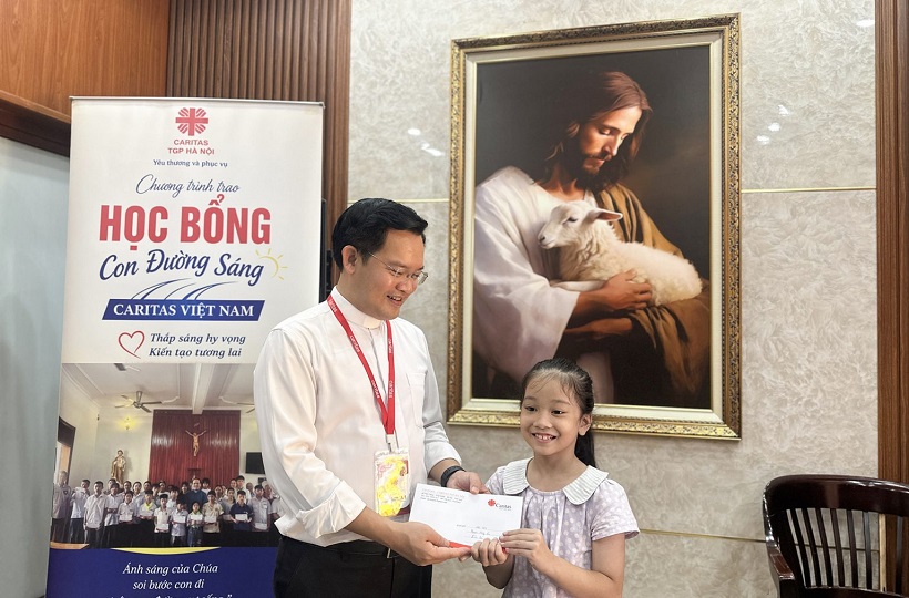 Caritas TGP Hà Nội: Trao Học Bổng “Con Đường Sáng” Cho 150 Học Sinh