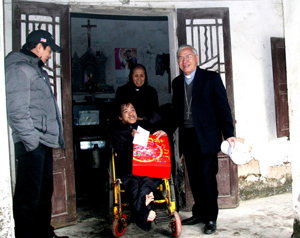 UBBAXH - CARITAS Giáo Tỉnh Hà Nội đi thăm và tặng quà Tết cho người nghèo