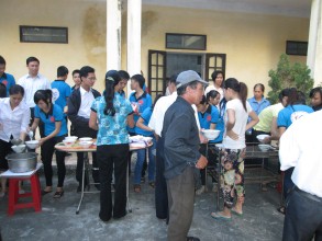 Bữa cháo tình thương cho bệnh nhân tại Bệnh xá Dòng Mân Côi Trung Linh