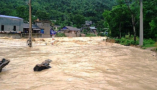 Lũ quét ở Thanh Hóa cuốn trôi 4 người, san phẳng 1 ngôi nhà