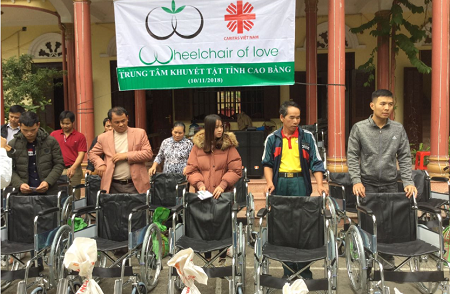 Caritas Lạng Sơn: Trao xe lăn của Hội Tình Thương Hoa Kỳ