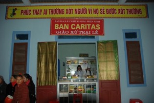 Giáo xứ Trại Lê khám bệnh phát thuốc cho người nghèo