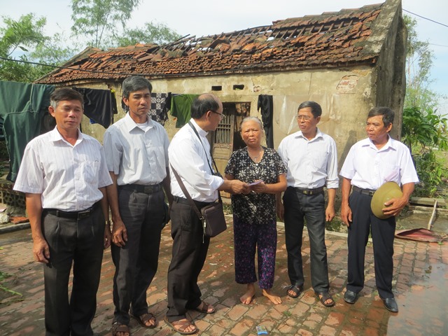 Caritas Phát Diệm thăm hỏi và cứu trợ các gia đình bị thiệt hại do bão số 1