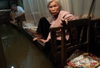 Người dân thành phố Vinh bất lực nhìn nước bao vây