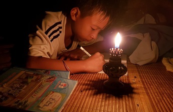 Đêm leo lét ở ngôi làng biển bị siêu bão xé nát