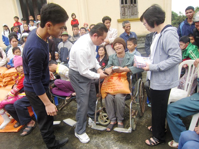 Caritas Thanh Hóa và Nhóm Tình Thương: phát quà cho anh chị em thuyền chài và khuyết tật